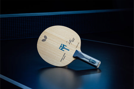 Stehender BUTTERFLY Timo Boll ALC Tischtennisschläger mit geradem Griff, Janova Sensor, USB-C-Buchse auf Tischtennistisch