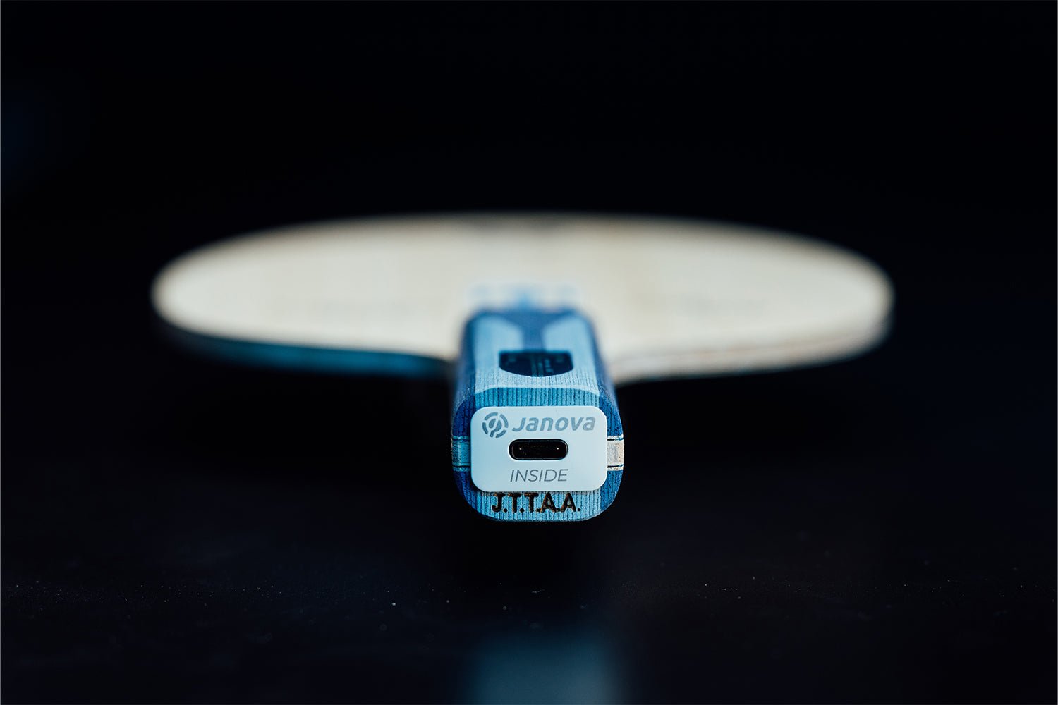 Nahaufnahme BUTTERFLY Timo Boll ALC Tischtennisschläger mit Janova Sensor und USB-C Anschluss