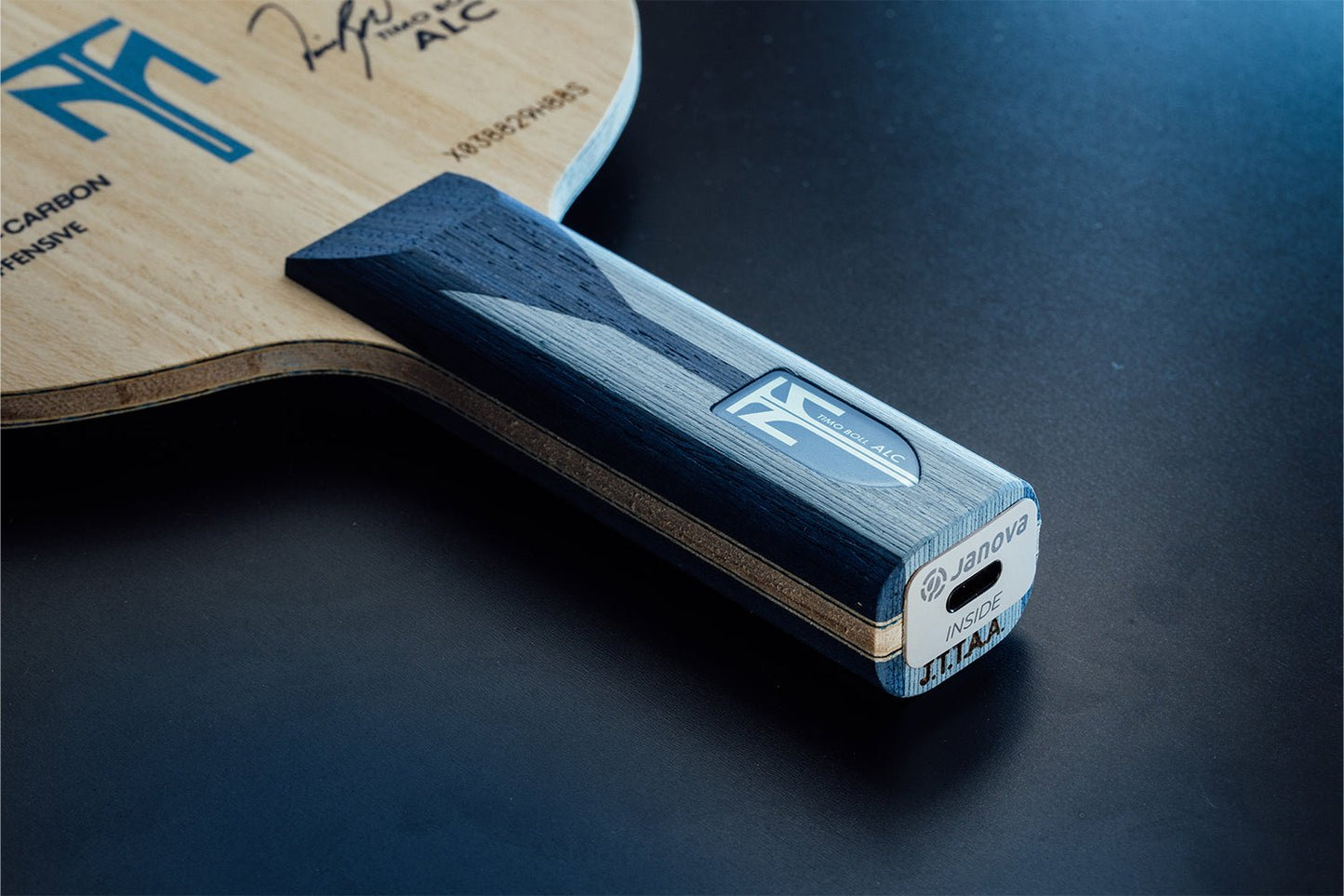 BUTTERFLY Timo Boll ALC Tischtennisschläger auf Tischtennistisch, Detailansicht von Griff, Janova Sensor