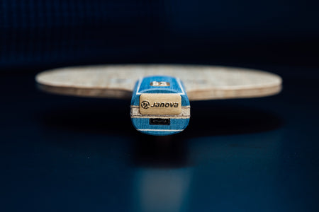 Nahaufnahme Smart Racket - PRO Tischtennisschläger mit Janova Sensor und USB-C Anschluss