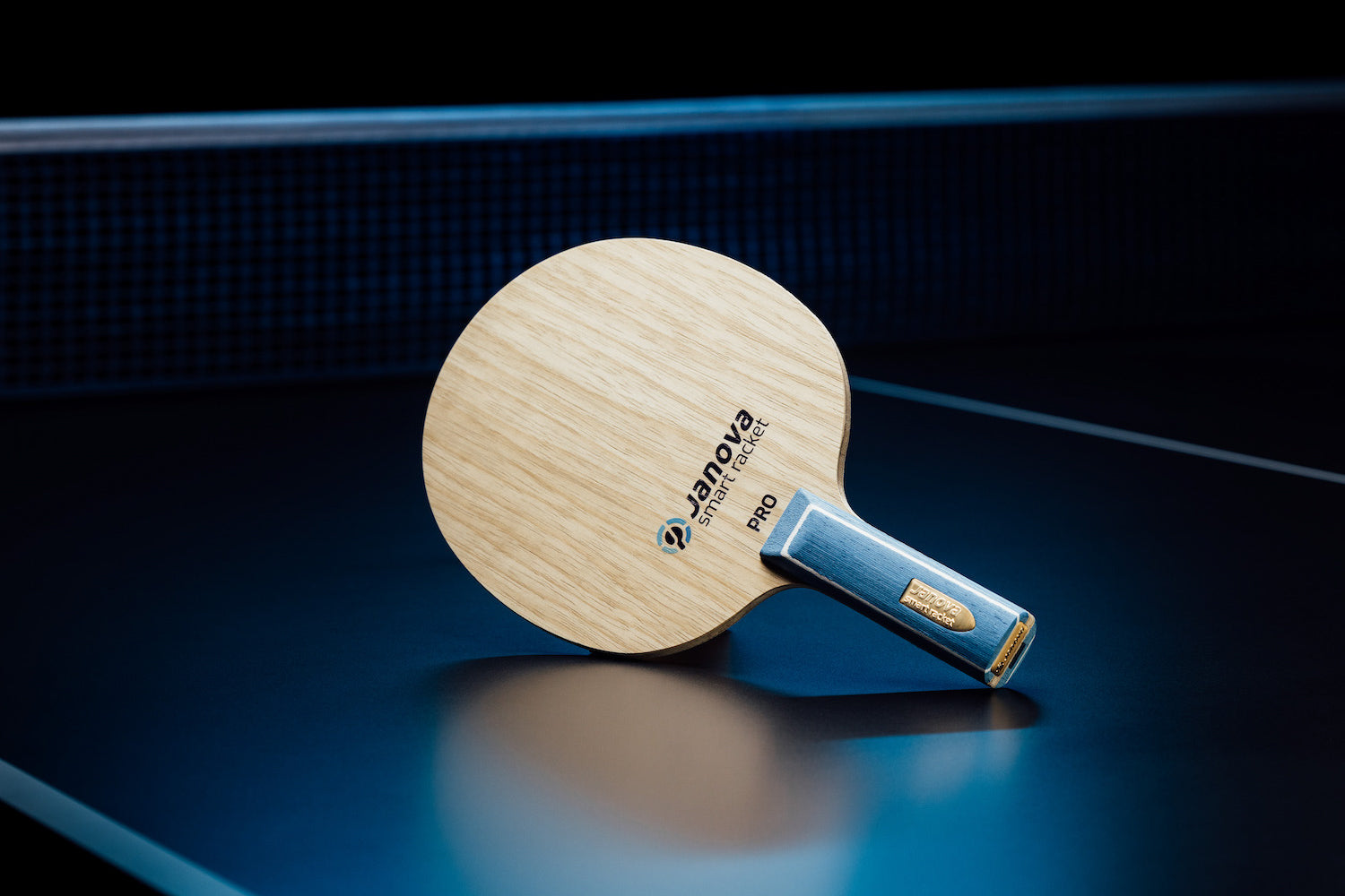 Stehender Smart Racket - PRO Tischtennisschläger mit geradem Griff, Janova Sensor, USB-C-Buchse auf Tischtennistisch