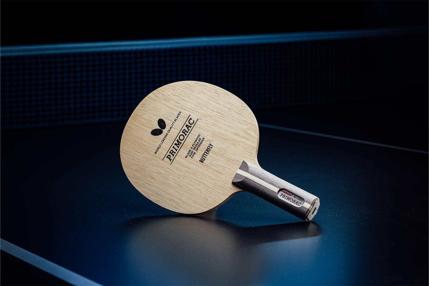 Stehender BUTTERFLY Primorac Tischtennisschläger mit geradem Griff, Janova Sensor, USB-C-Buchse auf Tischtennistisch