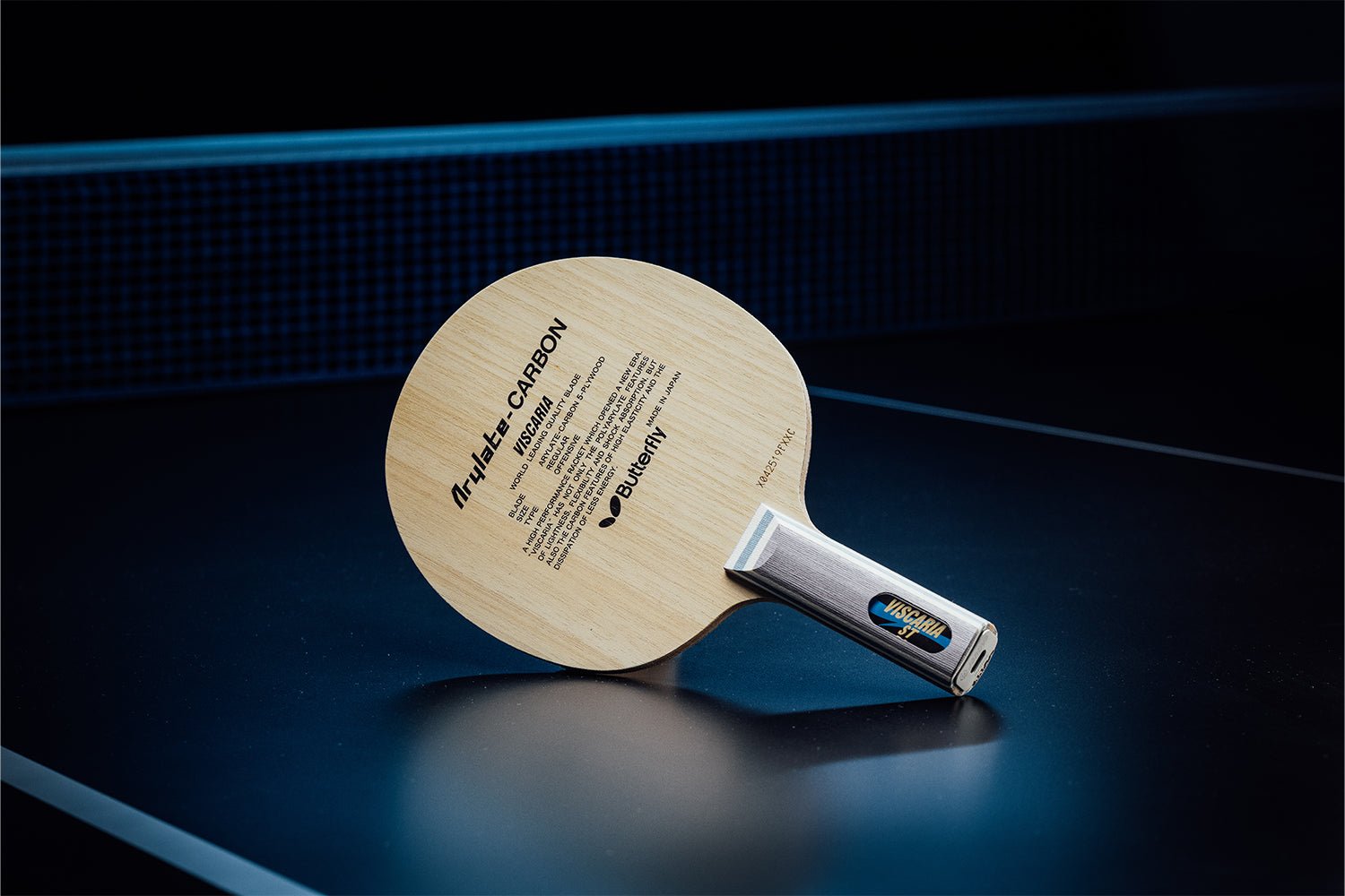 Stehender BUTTERFLY Viscaria Tischtennisschläger mit geradem Griff, Janova Sensor, USB-C-Buchse auf Tischtennistisch
