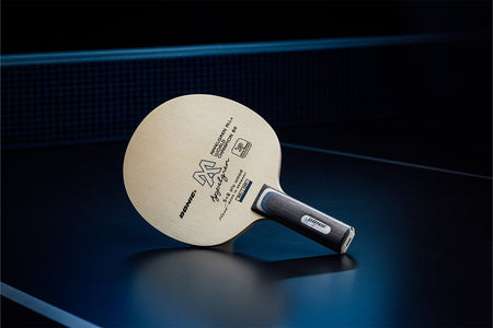 Stehender Donic Appelgren All+ World Champion 89 Tischtennisschläger mit geradem Griff, Janova Sensor, USB-C-Buchse auf Tischtennistisch