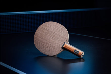 Stehender Stiga Offensive Classic Tischtennisschläger mit geradem Griff, Janova Sensor, USB-C-Buchse auf Tischtennistisch