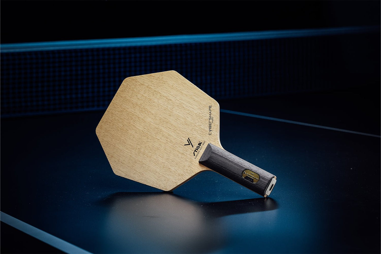 Stehender Stiga Cybershape Wood Tischtennisschläger mit geradem Griff, Janova Sensor, USB-C-Buchse auf Tischtennistisch