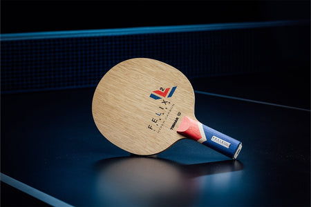 Stehender Tibhar Félix Lebrun Hyper Carbon Tischtennisschläger mit geradem Griff, Janova Sensor, USB-C-Buchse auf Tischtennistisch
