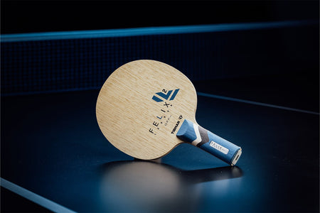 Stehender Tibhar Félix Lebrun Off- Tischtennisschläger mit geradem Griff, Janova Sensor, USB-C-Buchse auf Tischtennistisch