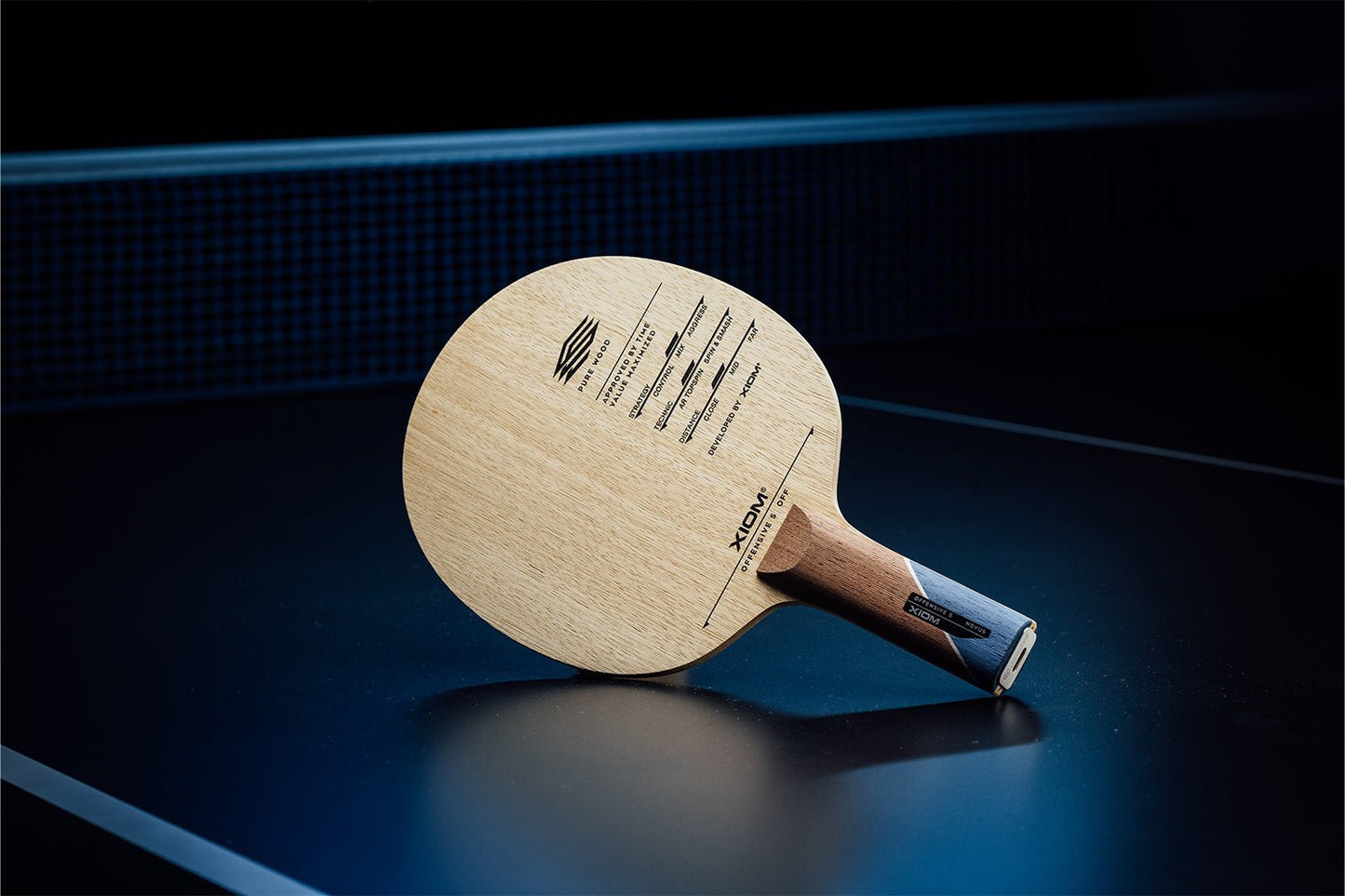 Stehender Xiom Offensive Off Tischtennisschläger mit geradem Griff, Janova Sensor, USB-C-Buchse auf Tischtennistisch