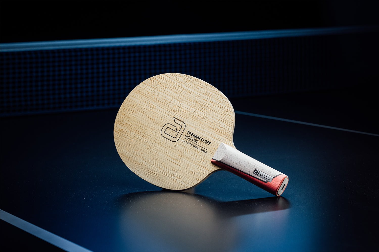 Stehender andro Treiber CI OFF Tischtennisschläger mit geradem Griff, Janova Sensor, USB-C-Buchse auf Tischtennistisch