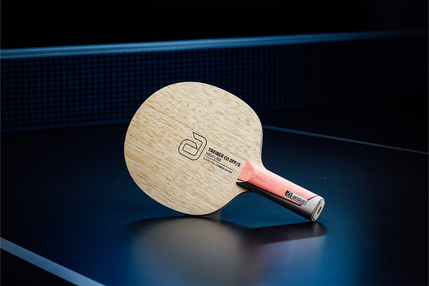 Stehender andro Treiber CO OFF/S Tischtennisschläger mit geradem Griff, Janova Sensor, USB-C-Buchse auf Tischtennistisch