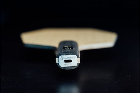 Nahaufnahme Stiga Cybershape Wood Tischtennisschläger mit Janova Sensor und USB-C Anschluss