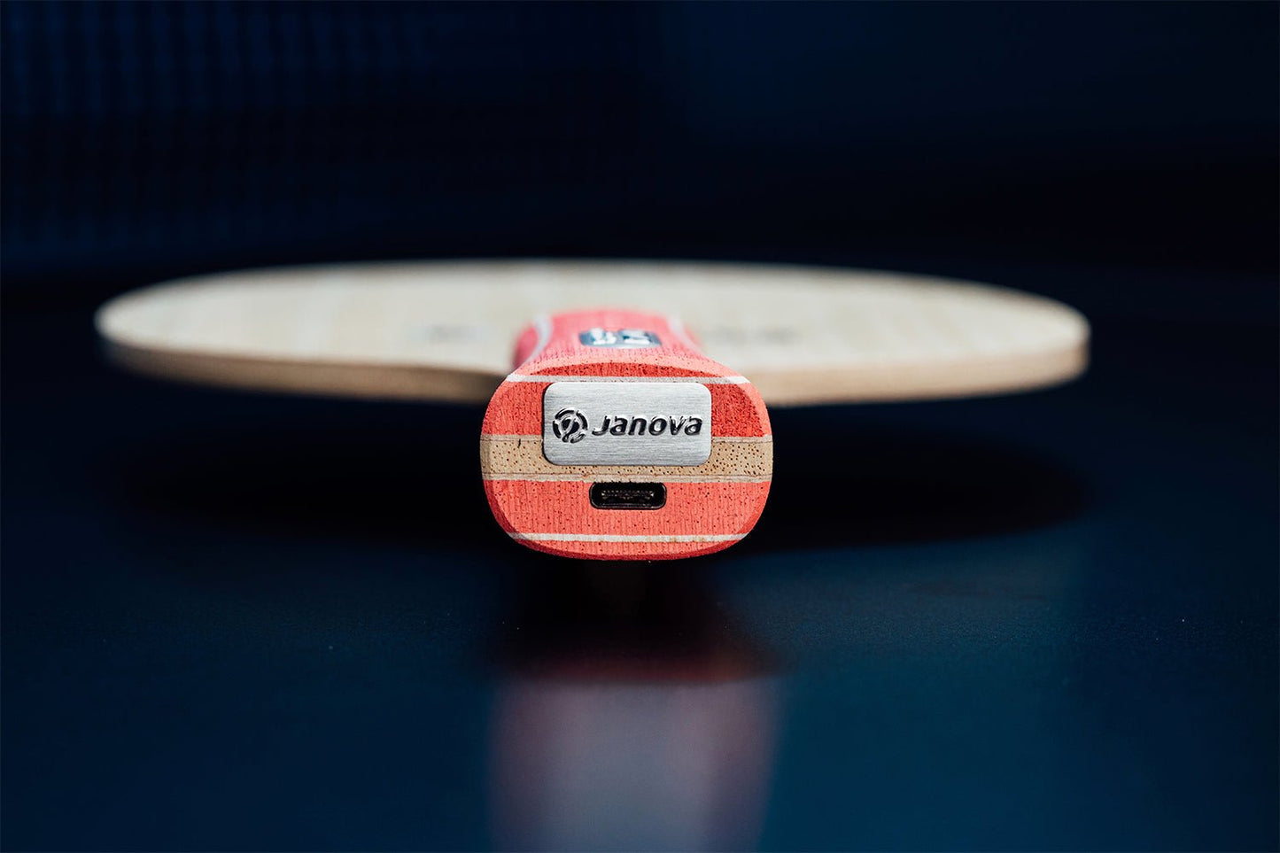 Nahaufnahm Smart Racket ROOKIE Tischtennisschläger mit Janova Sensor und USB-C Anschluss
