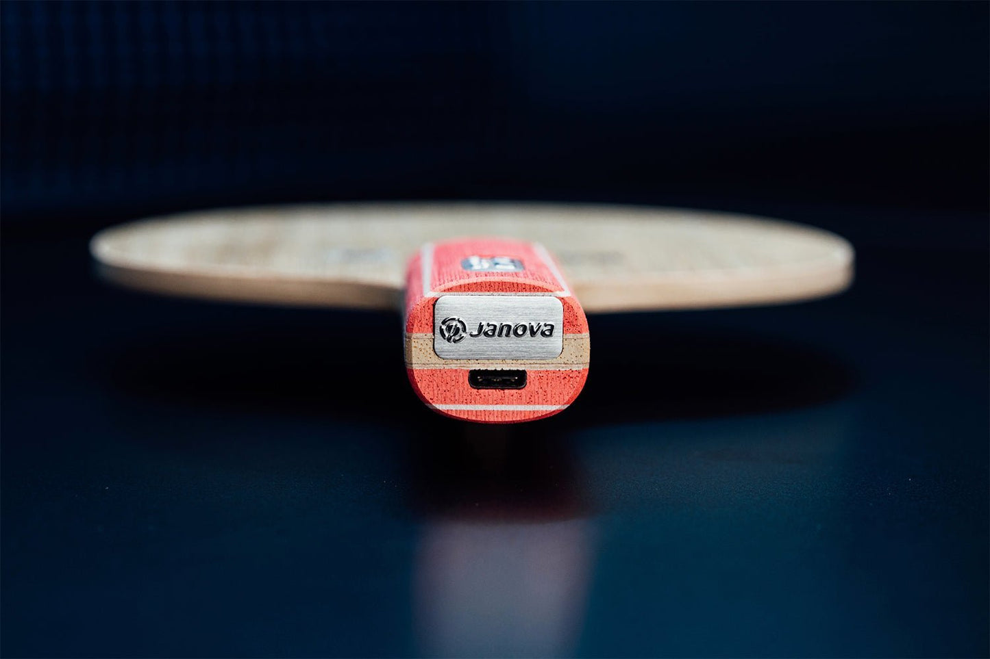 Nahaufnahme Smart Racket ROOKIE Tischtennisschläger mit Janova Sensor und USB-C Anschluss