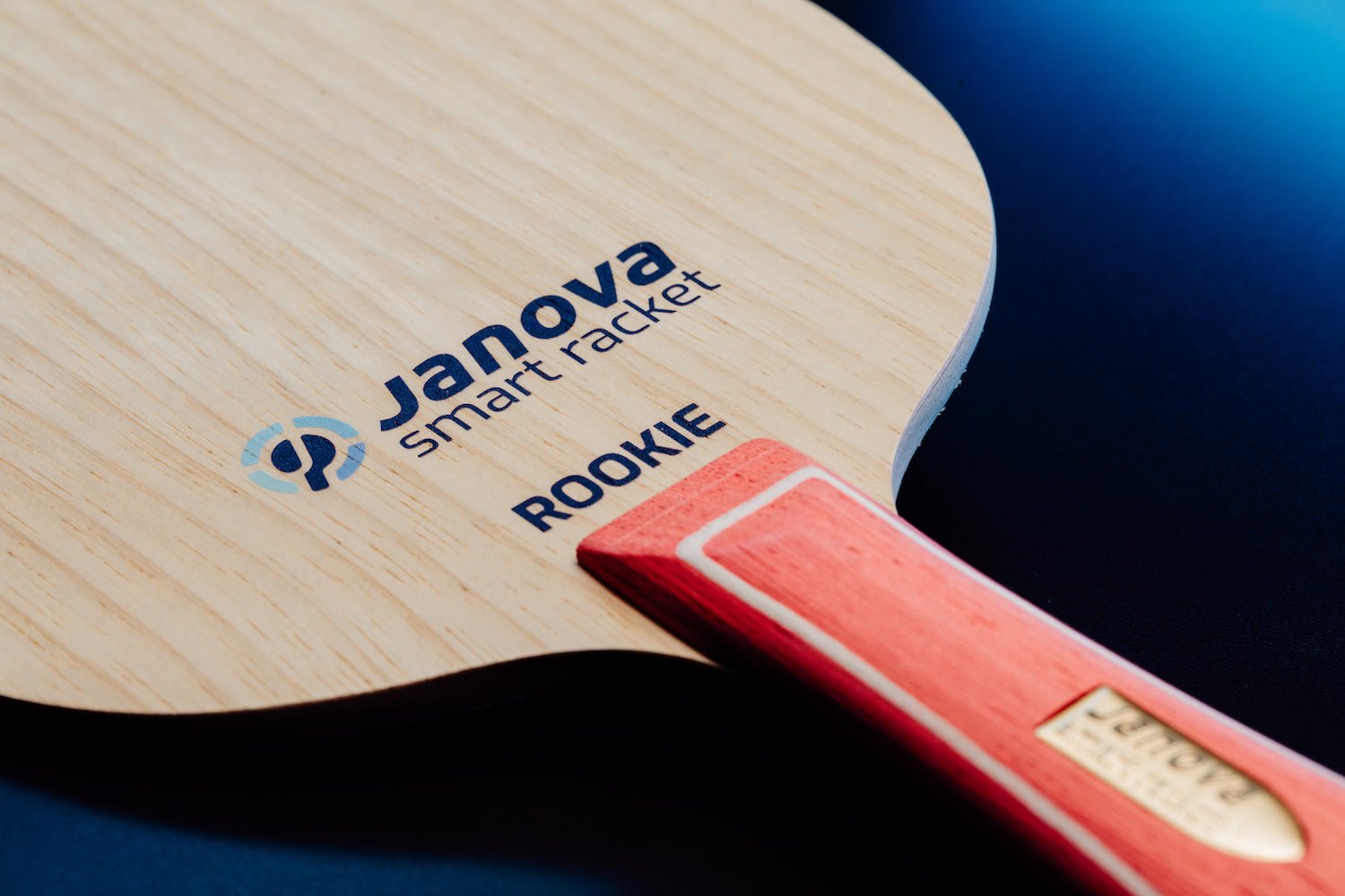 Smart Racket ROOKIE Tischtennisschläger auf Tischtennistisch, Detailansicht von Griff, Janova Sensor