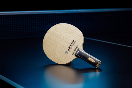 Stehender Smart Racket - ADVANCED Tischtennisschläger mit geradem Griff, Janova Sensor, USB-C-Buchse auf Tischtennistisch