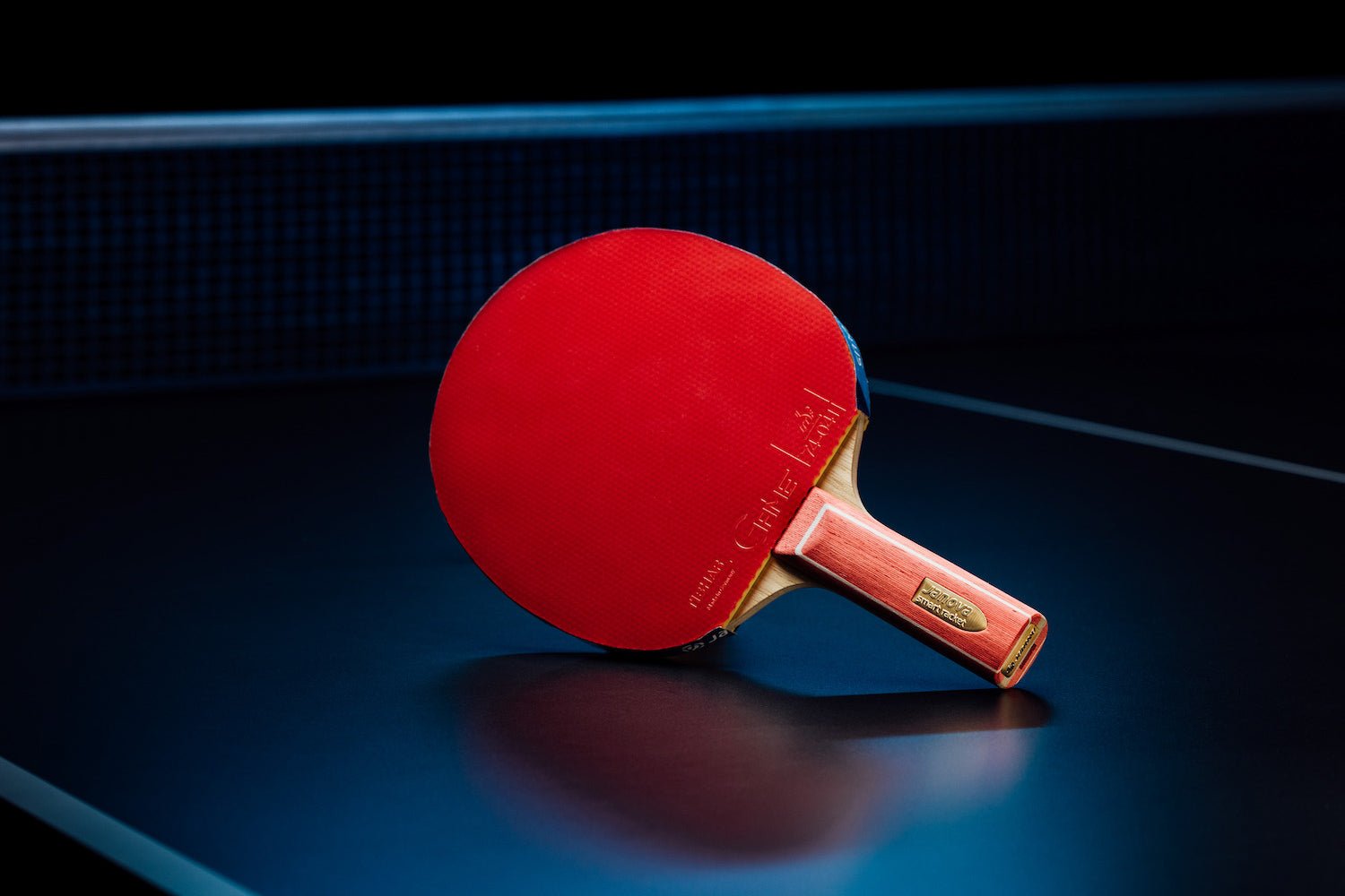 Stehender Smart Racket ROOKIE Tischtennisschläger mit geradem Griff, Janova Sensor, USB-C-Buchse auf Tischtennistisch