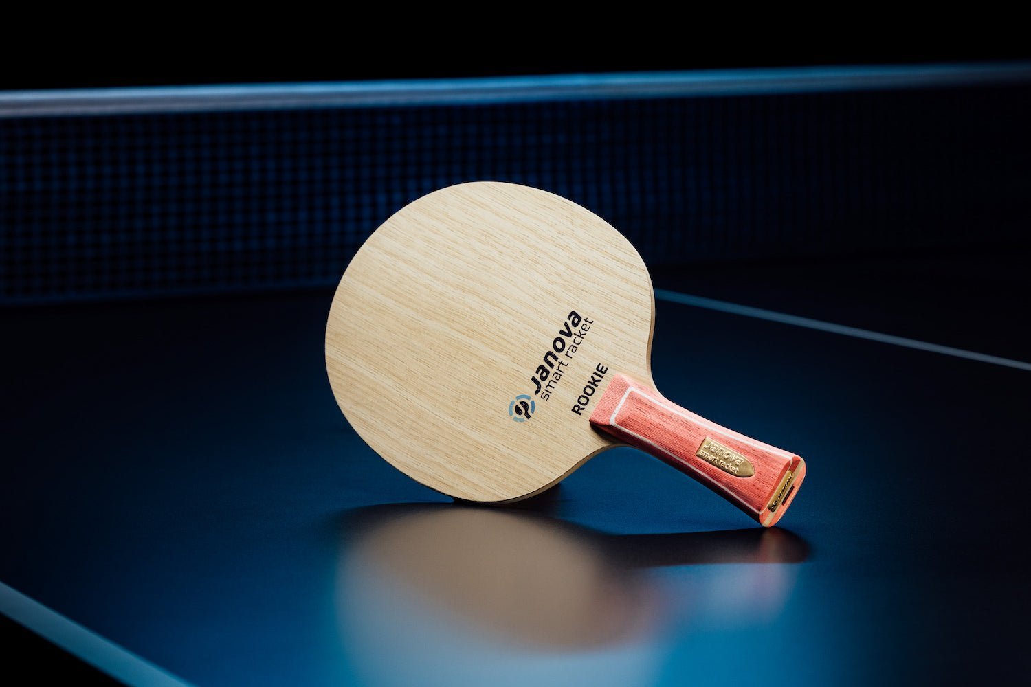 Stehender Smart Racket ROOKIE Tischtennisschläger mit konkaven Griff, Janova Sensor, USB-C-Buchse auf Tischtennistisch