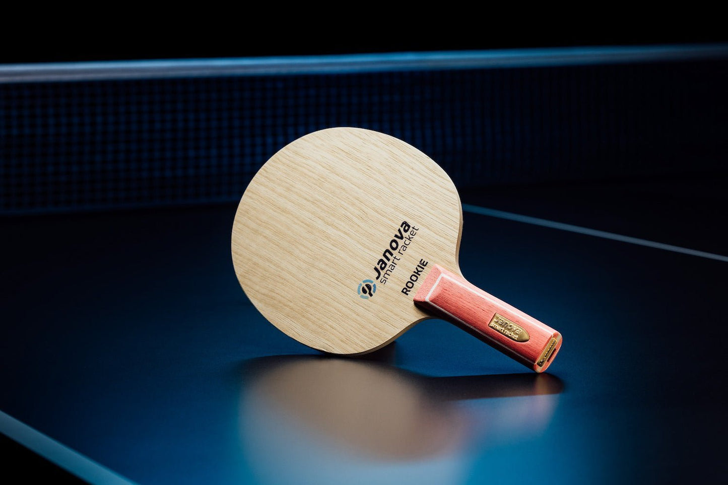 Stehender Smart Racket - ROOKIE Tischtennisschläger mit geradem Griff, Janova Sensor, USB-C-Buchse auf Tischtennistisch