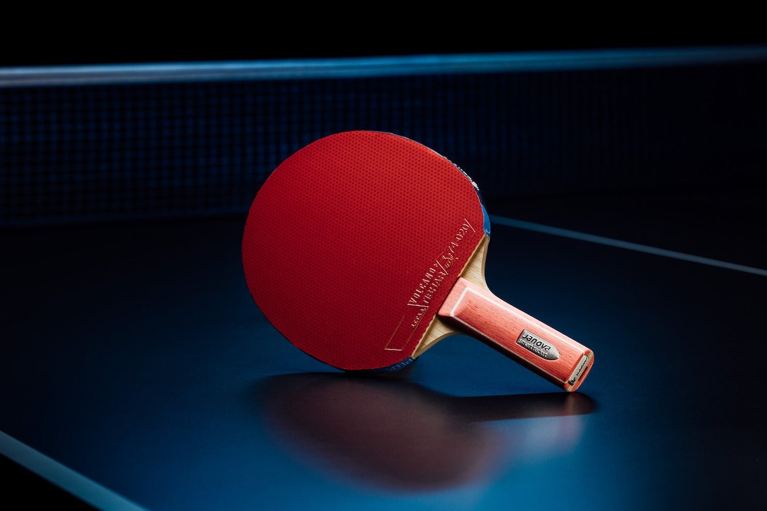 Stehender Smart Racket ROOKIE Tischtennisschläger mit geradem Griff, Janova Sensor, USB-C-Buchse auf Tischtennistisch