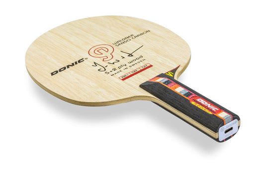DONIC Waldner Senso Carbon Tischtennisschläger, gerader Griff mit Janova Sensor und USB-CAnschluss, vor weißem Hintergrund positioniert