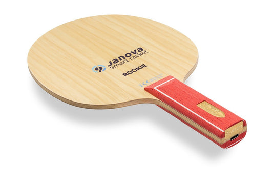 Smart Racket - ROOKIE Tischtennisschläger, gerader Griff mit Janova Sensor und USB-CAnschluss, vor weißem Hintergrund positioniert