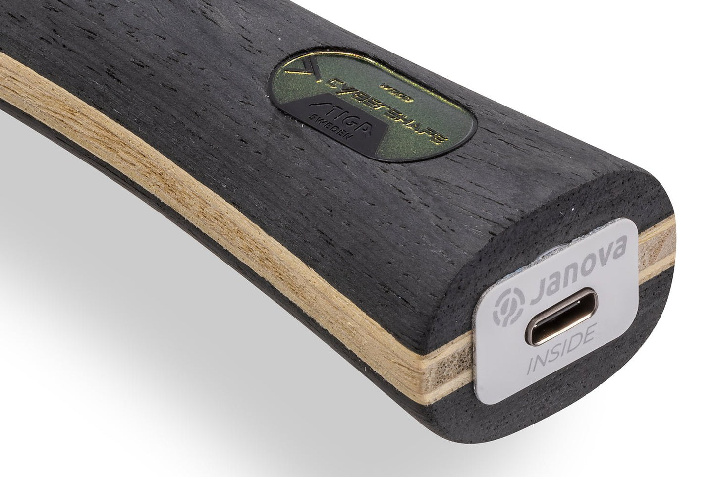Stiga Cybershape Wood Tischtennisschläger, Detailansicht konkaves Griffende mit Janova Sensor und USB-C